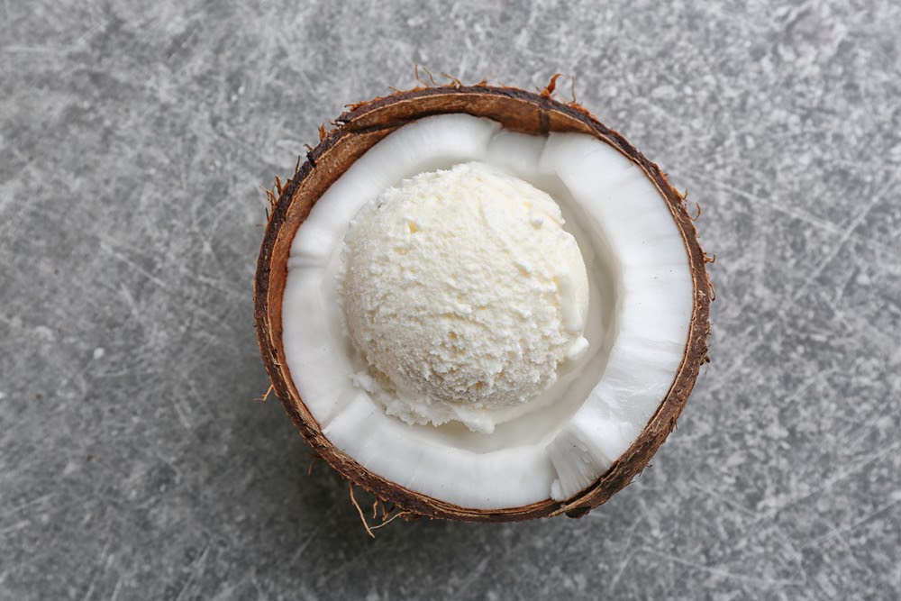 Ice cream with liqueur and coconut