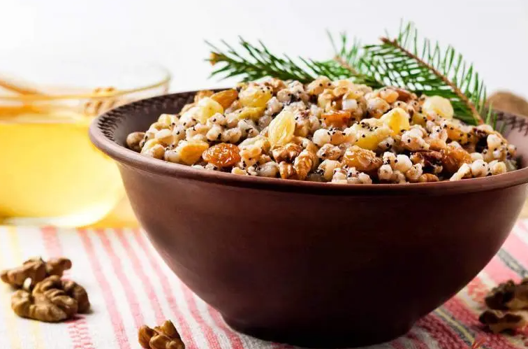 Kutia for Christmas: with honey, nuts and raisins