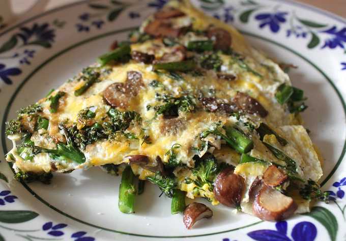 Omelet with broccoli and mushrooms