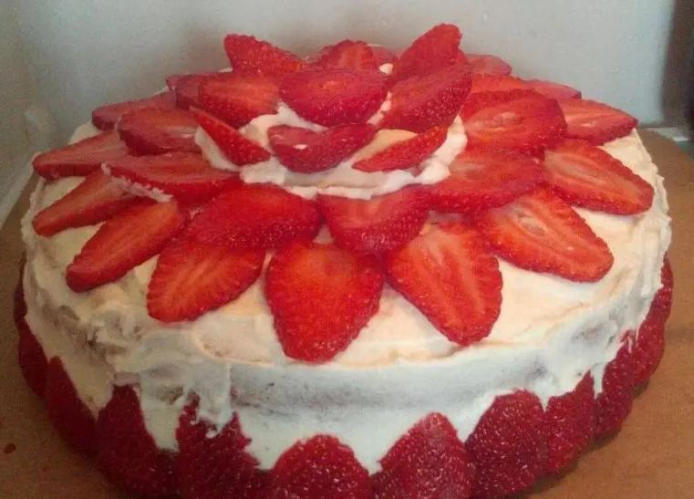 Sponge cake with strawberries