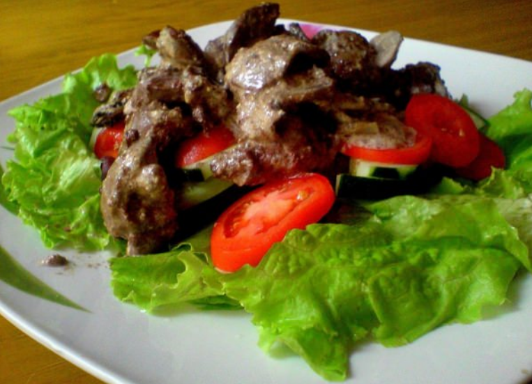Salad with chicken liver and mushrooms