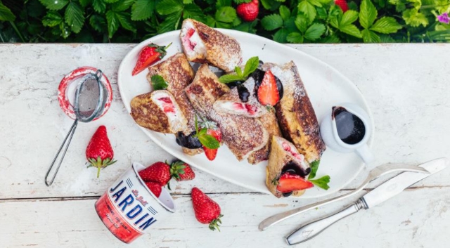 Rolls Toast with Strawberries and Mascarpone