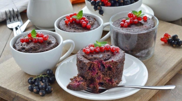 Microwave Oatmeal Blackcurrant Cupcakes