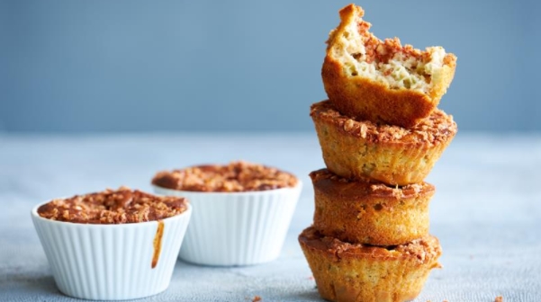 Muffins with Rhubarb and Crispy Crumbs
