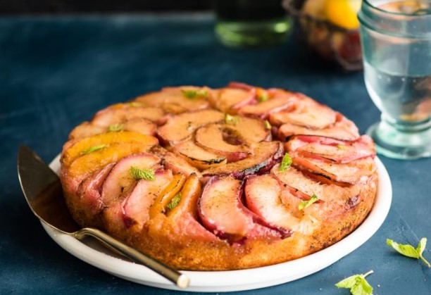 Uncomplicated Peach Pie on Gingerbread