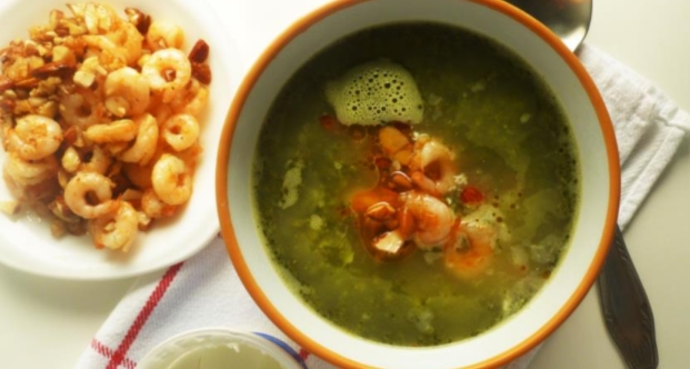 Broccoli Soup with Shrimps and Almonds