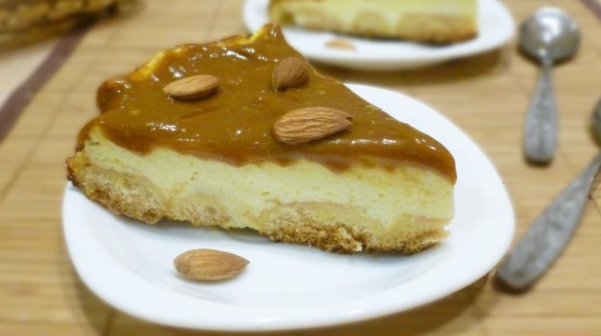 Yoghurt Cheesecake with Almonds and Boiled Condensed Milk