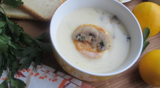 Mushroom Cream Soup with Ravioli Croutons