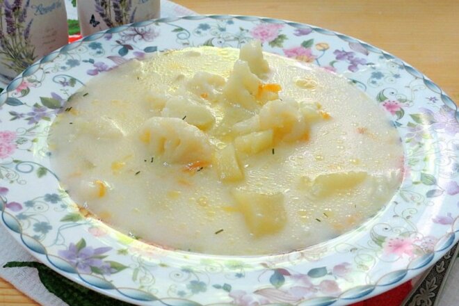 Simple cheese soup with cauliflower