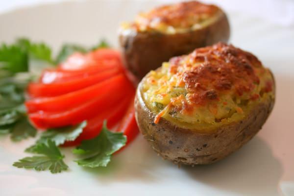 Potato shuttles stuffed with chicken and vegetables