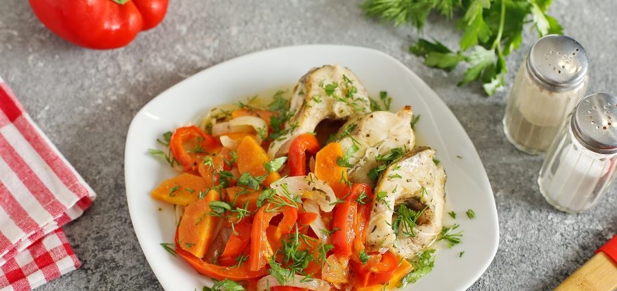 Fish steaks with vegetables in the oven