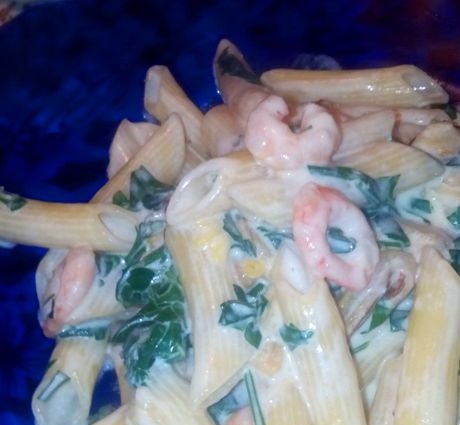 Pasta with shrimps, zucchini and parsley