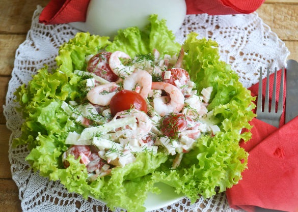 Salad with shrimps, tomatoes and crab sticks