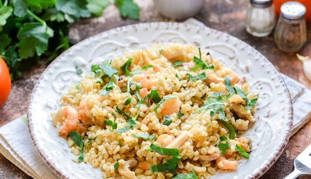 Bulgur with seafood, in a pan