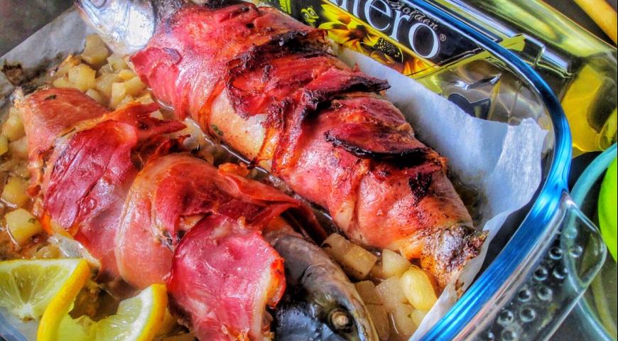 Salmon baked in bacon