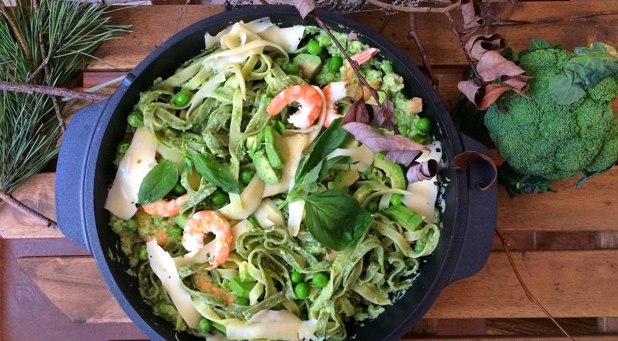 Emerald Spinach Pasta with Green Vegetables, Shrimps and Creamy Avocado and Green Onion Sauce