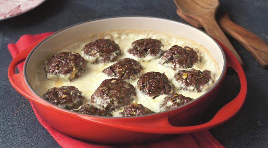 Beef Cutlets with Pepper, in a Creamy Sauce