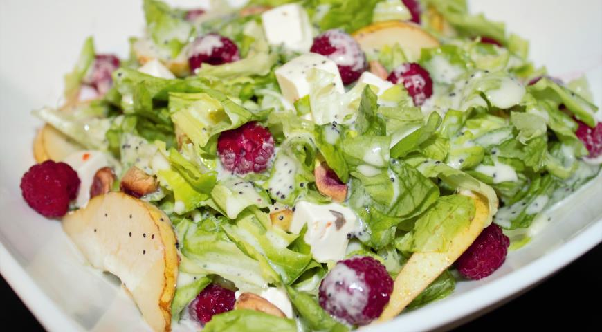 Green Salad with Raspberries and Pears