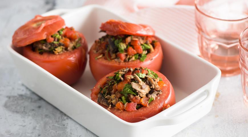 Tomatoes stuffed with tuna and anchovies