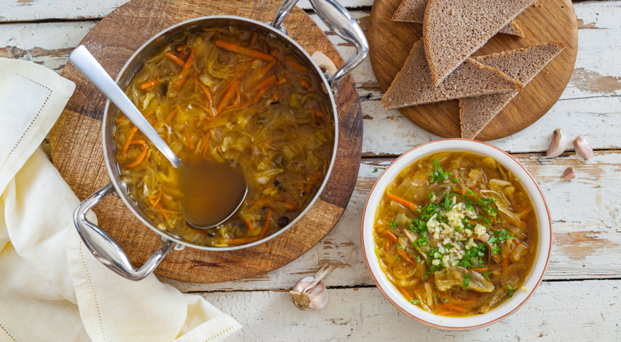 Lean cabbage soup with mushrooms