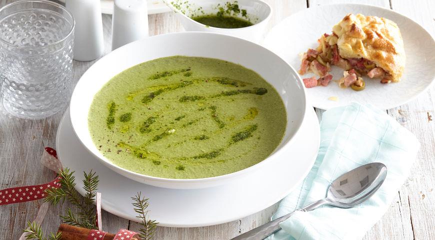 Quick Pea and Spinach Soup with Pesto