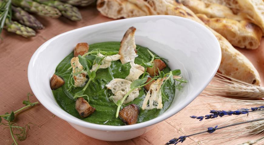Spinach cream soup with porcini mushrooms