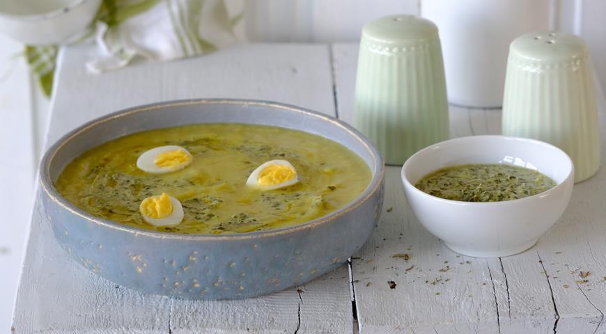 Cold sorrel soup with egg