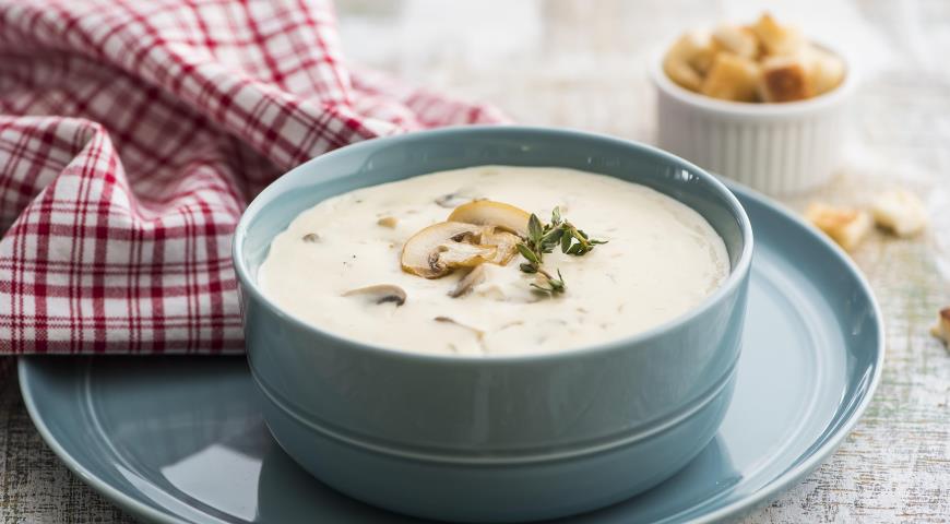 Champignon soup with cream