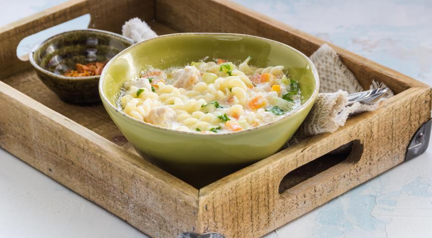 Soup with chicken, pasta and cream