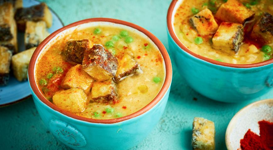 Pea soup with tofu
