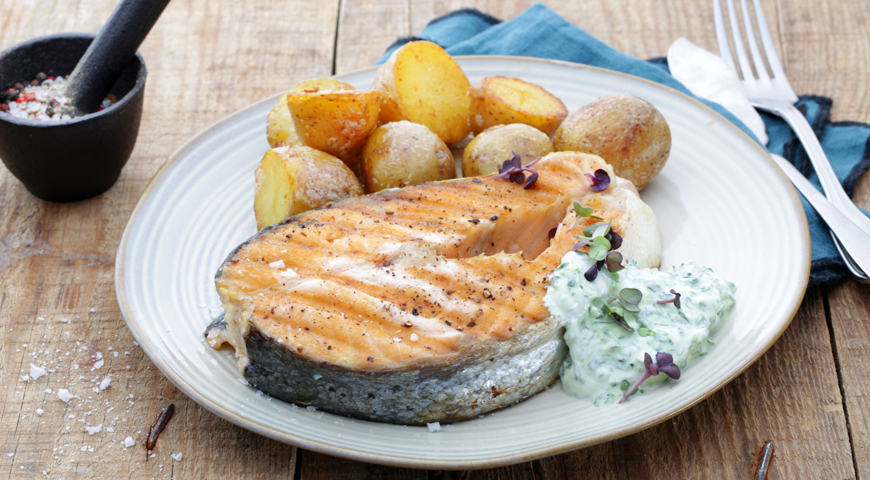 Grilled salmon with yoghurt and herb sauce