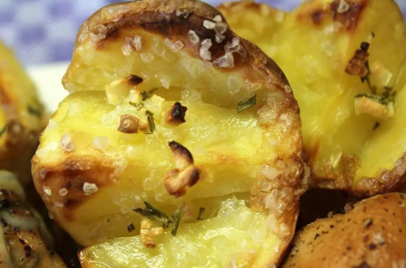 Potatoes baked with rosemary