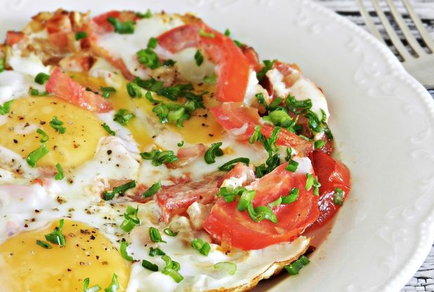 Scrambled eggs with tomatoes and onions