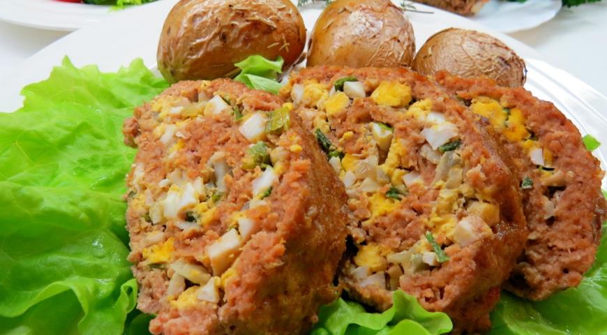 Minced Meat Roll with Egg and Onion
