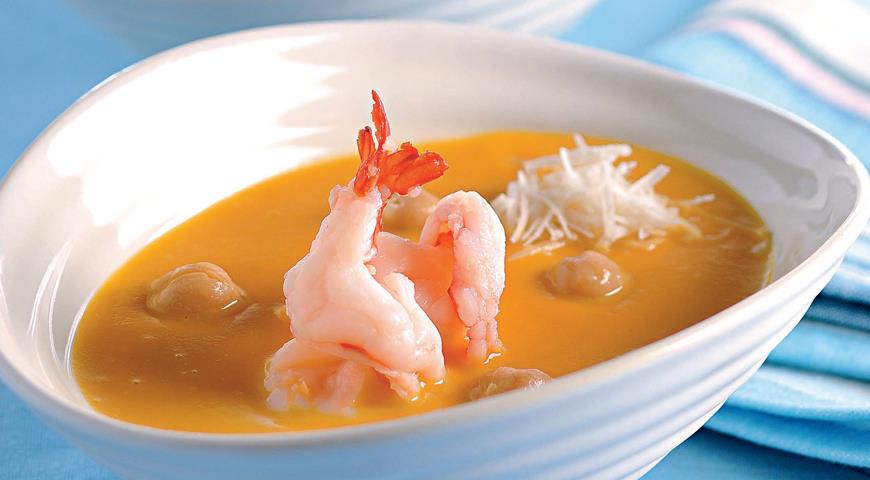 Pumpkin soup with chickpeas and shrimps