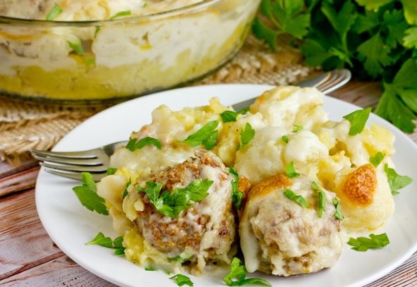 Potato casserole with cauliflower and meatballs with béchamel sauce