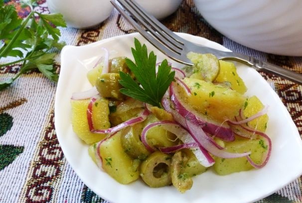 Potato salad with olives and red onions