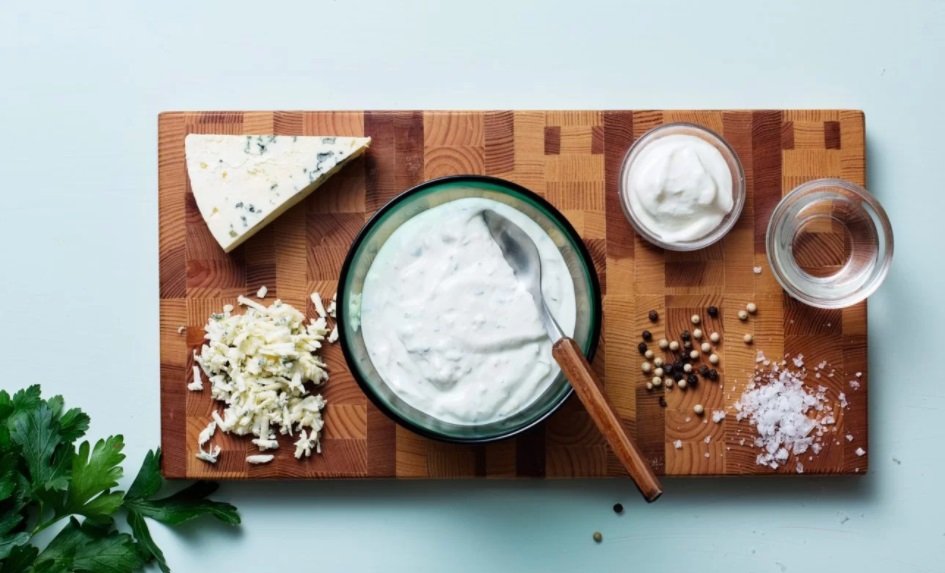 Keto sauce with blue cheese
