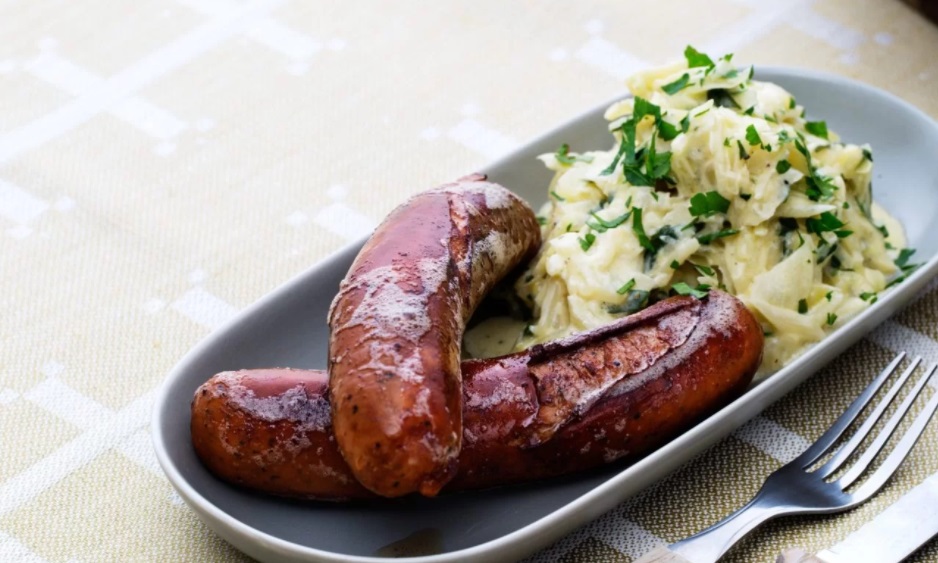 Sausages with creamy cabbage