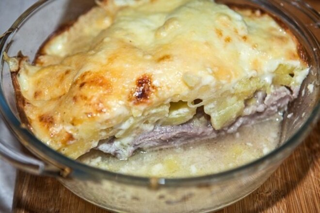 Captain's meat with cheese and béchamel sauce