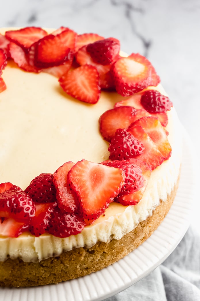 Keto cheesecake with strawberries