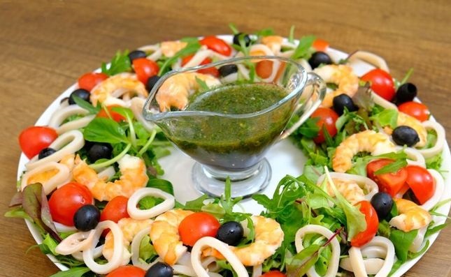 Salad with squid, shrimps and parsley sauce with garlic