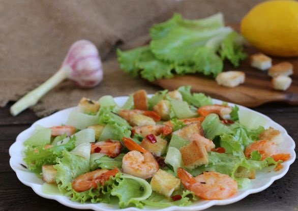 Shrimp, cucumber and croutons salad