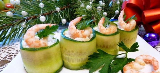 Cucumber rolls with tuna and shrimps