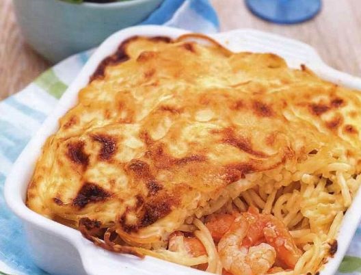 Spaghetti baked with shrimps and salmon