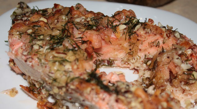 Trout with shrimps with almond-cheese crust