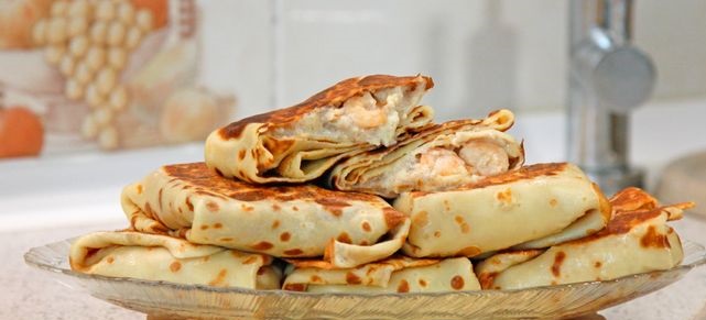 Pancakes with shrimps and bananas