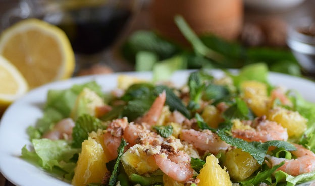 Shrimp salad with oranges and nuts