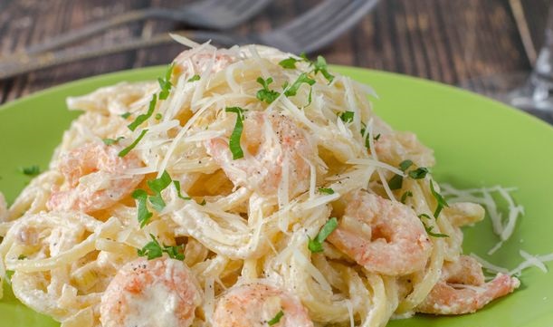 Pasta with shrimps in a creamy garlic sauce