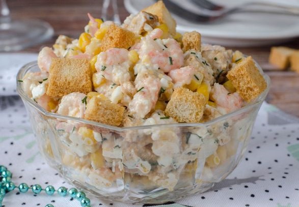 Shrimp, corn, eggs and croutons salad